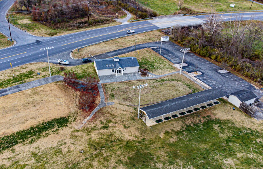 4855 Hollins Rd, Roanoke, VA à vendre - Photo du bâtiment - Image 2 de 6