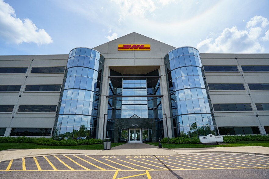 38705 7 Mile Rd, Livonia, MI à louer - Photo du bâtiment - Image 2 de 17
