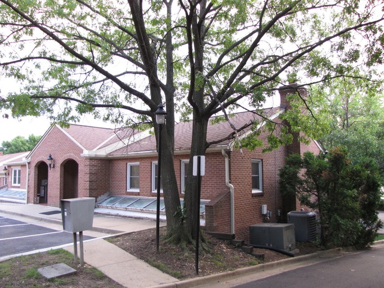 3319-3333 Duke St, Alexandria, VA for lease - Building Photo - Image 2 of 3