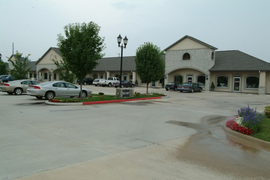 807 SW I St, Bentonville, AR à louer - Photo du bâtiment - Image 2 de 4