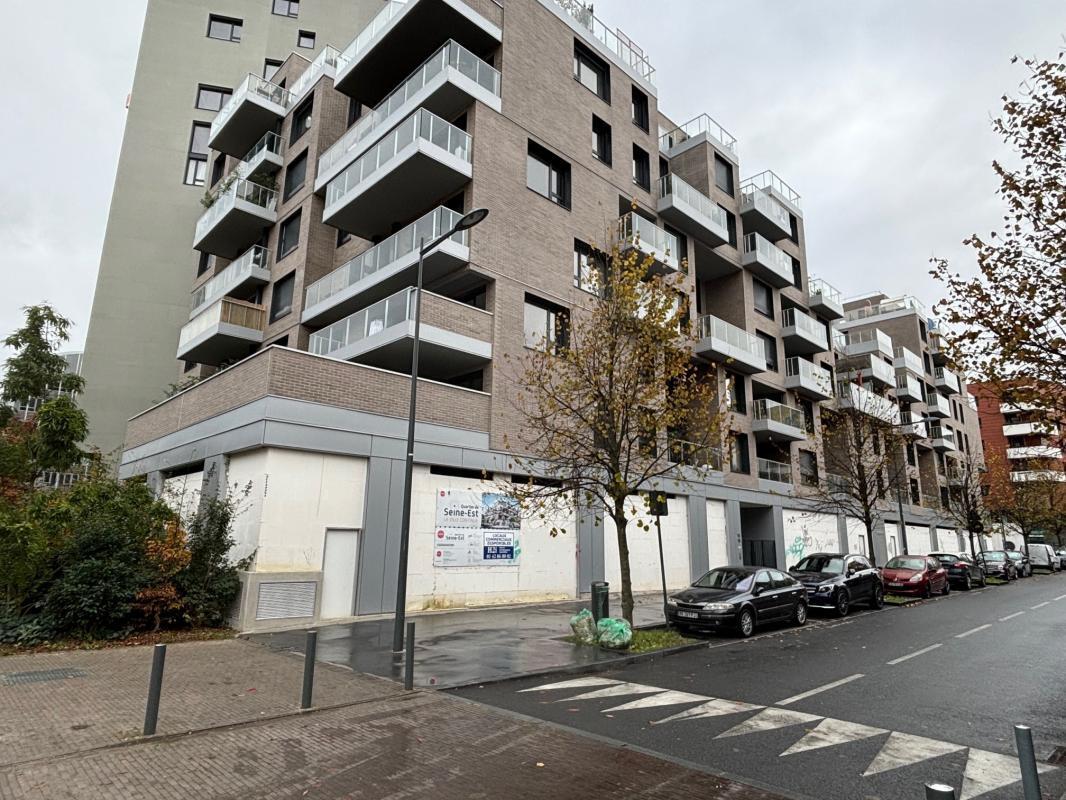 Retail in Asnières-sur-Seine for lease Building Photo- Image 1 of 6