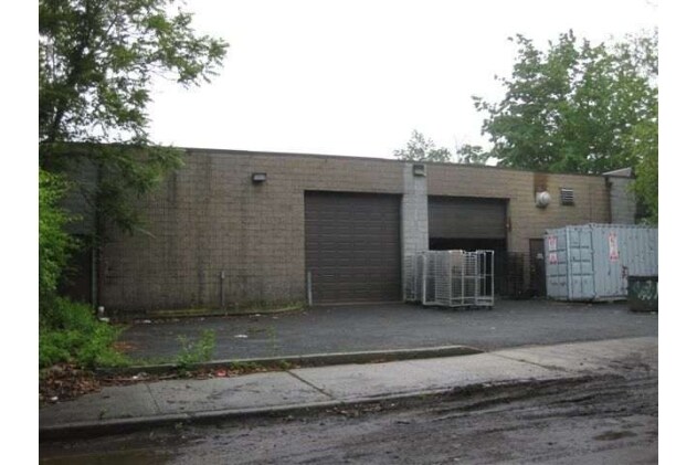 510 Manhattan Ave, West Babylon, NY à vendre - Photo du bâtiment - Image 2 de 3