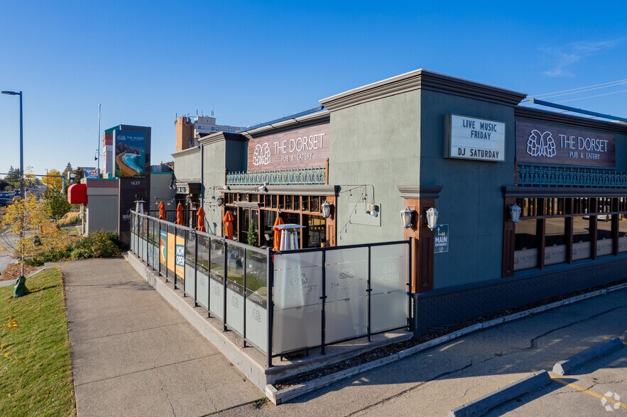 1637 37th St SW, Calgary, AB à vendre - Photo du bâtiment - Image 2 de 4