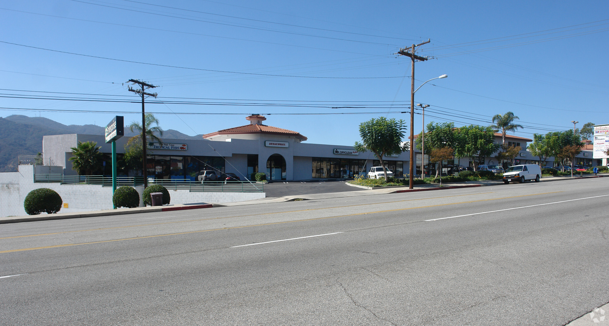 3900-3934 Foothill Blvd, La Crescenta, CA à vendre Photo du bâtiment- Image 1 de 1