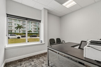 3209 30th Ave S, Saint Petersburg, FL for sale Interior Photo- Image 2 of 13