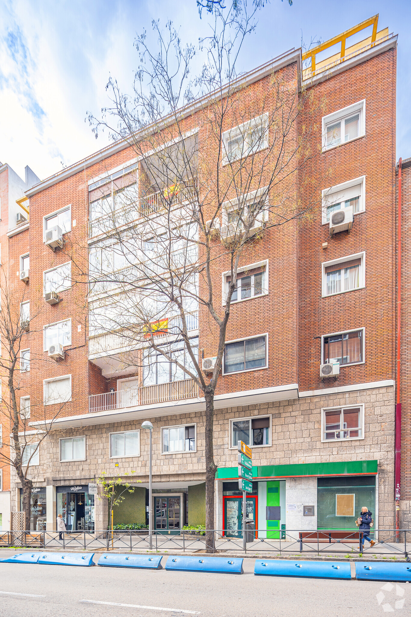 Multifamily in Madrid, MAD for sale Primary Photo- Image 1 of 2