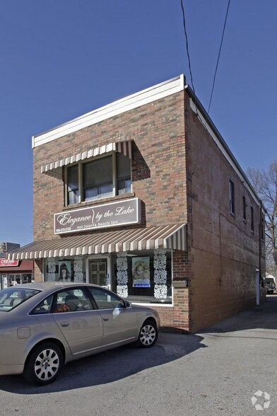 723 Lakeshore Rd E, Mississauga, ON à vendre - Photo du bâtiment - Image 2 de 3