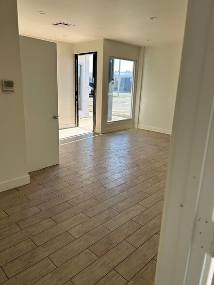 15111 Keswick St, Van Nuys, CA for sale - Building Photo - Image 3 of 8