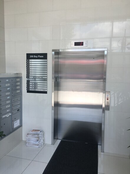 20925-20945 Northern Blvd, Bayside, NY à louer - Photo intérieure - Image 2 de 5