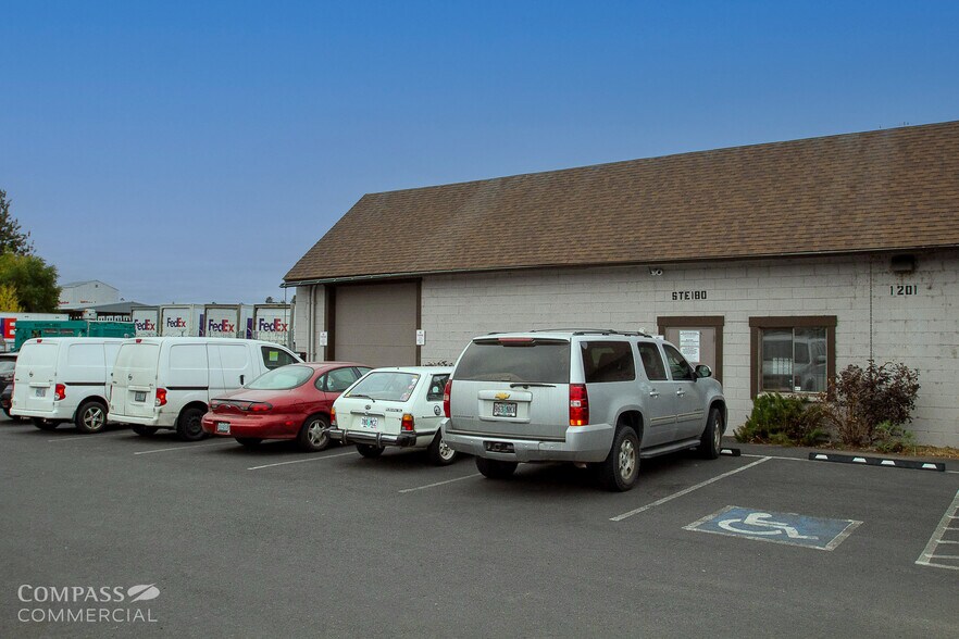 1201 NE 2nd St, Bend, OR à louer - Photo du bâtiment - Image 3 de 6
