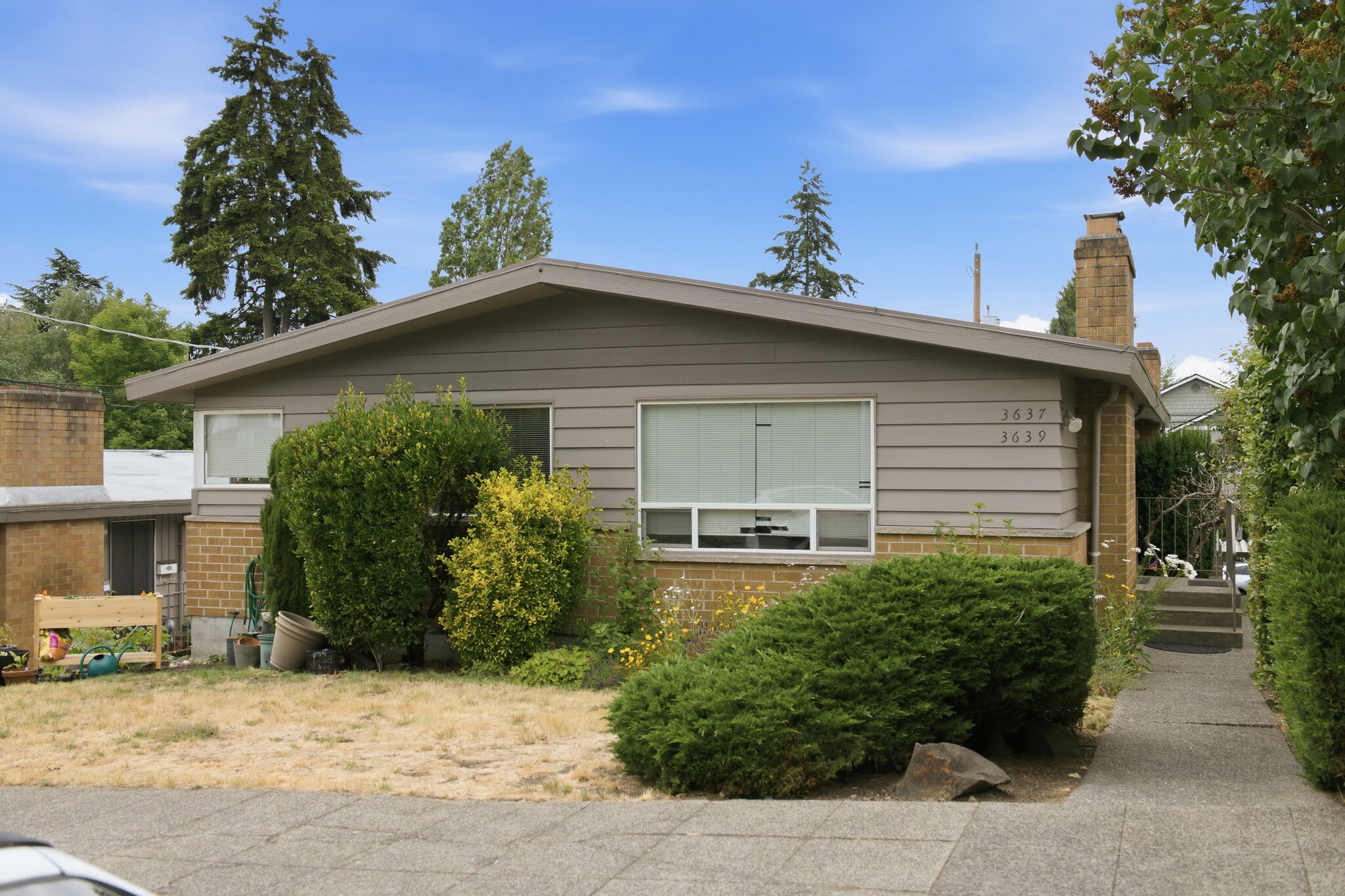 3637 Woodlawn Ave N, Seattle, WA for sale Primary Photo- Image 1 of 27