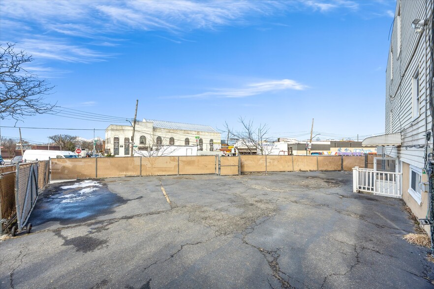 5759 Maspeth Ave, Maspeth, NY for lease - Building Photo - Image 2 of 12