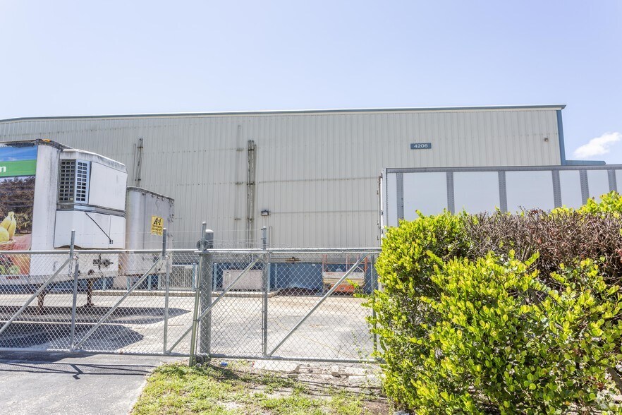 4206 Mercantile Ave, Naples, FL à louer - Photo du bâtiment - Image 2 de 12