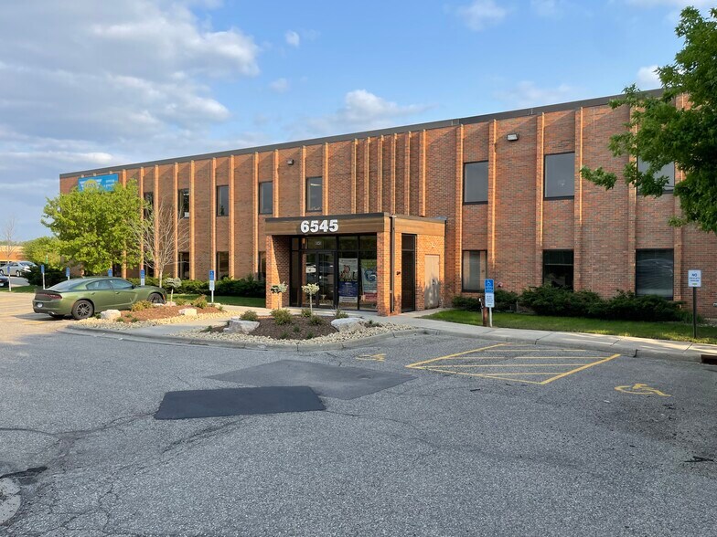6545 Flying Cloud Dr, Eden Prairie, MN à louer - Photo du bâtiment - Image 1 de 10