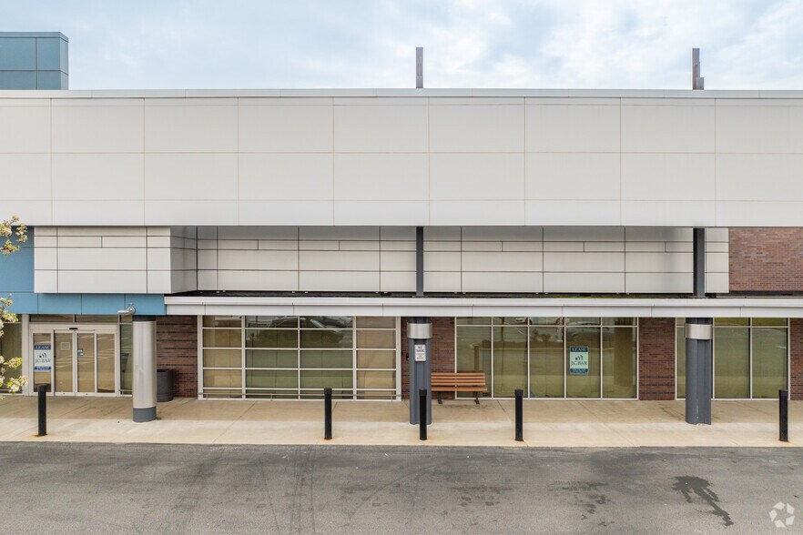 125 W Dekalb Pike, King Of Prussia, PA à louer - Photo du bâtiment - Image 3 de 8