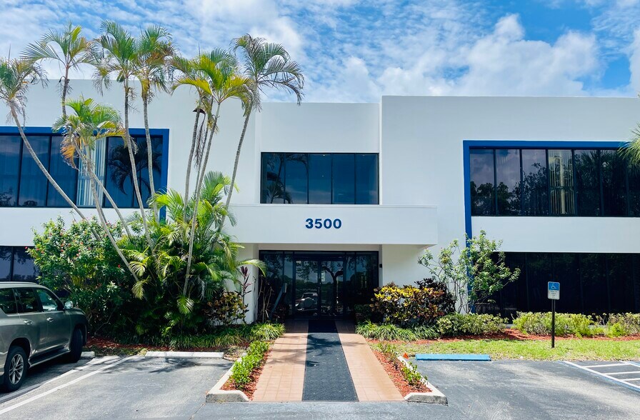 3500 Gateway Dr, Pompano Beach, FL à louer - Photo du bâtiment - Image 3 de 4