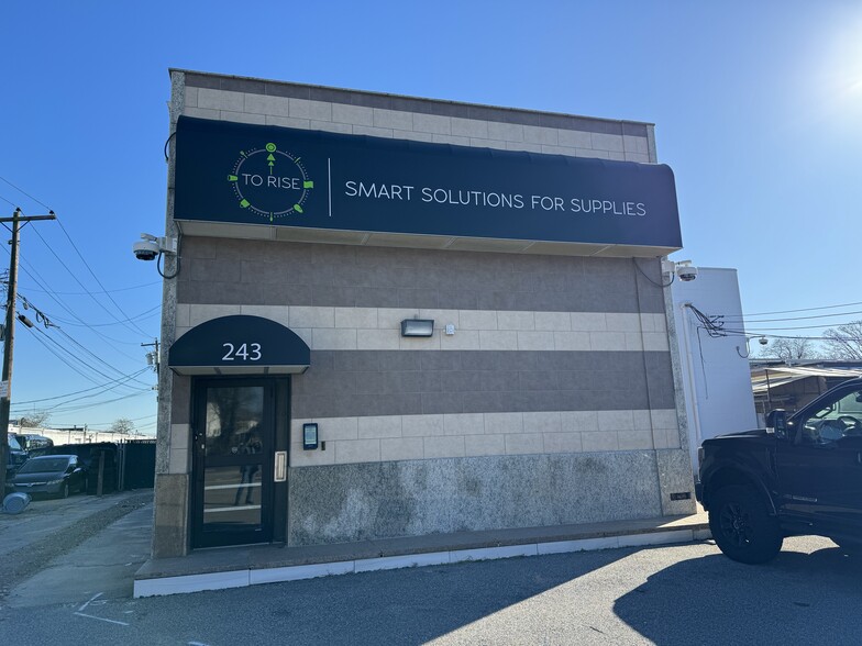 243 Skidmore Rd, Deer Park, NY for sale - Building Photo - Image 1 of 22