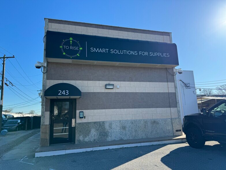 243 Skidmore Rd, Deer Park, NY à vendre - Photo du bâtiment - Image 1 de 22