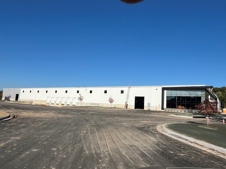 13960 Ironwood Dr, Grand Rapids, MI for lease - Building Photo - Image 1 of 9