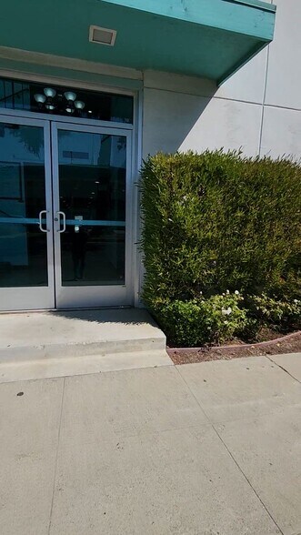 930 Truxtun Ave, Bakersfield, CA à louer - Vidéo sur l’inscription commerciale - Image 2 de 11