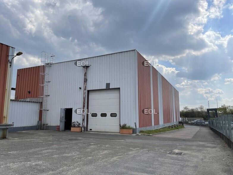 Flex dans Coignières à louer - Photo du bâtiment - Image 2 de 4