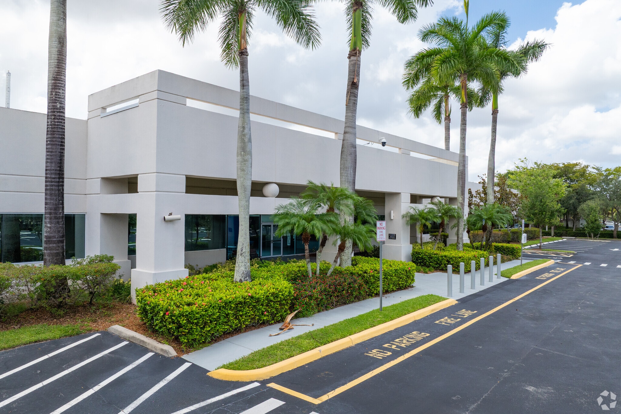 1725 N Commerce Pky, Weston, FL for lease Primary Photo- Image 1 of 14