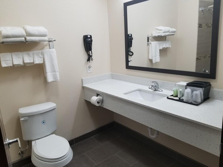 5525 7th St, Bay City, TX for sale - Interior Photo - Image 2 of 12