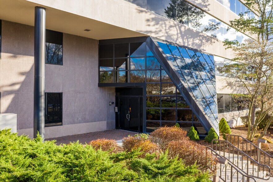 609 W Johnson Ave, Cheshire, CT for lease - Building Photo - Image 3 of 6