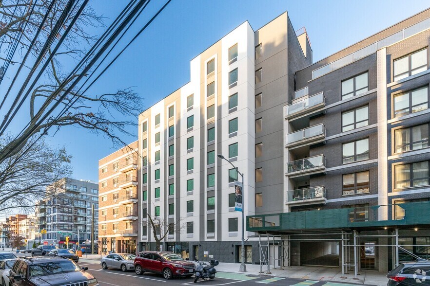 21-11 31st Ave, Astoria, NY à louer - Photo du bâtiment - Image 1 de 5