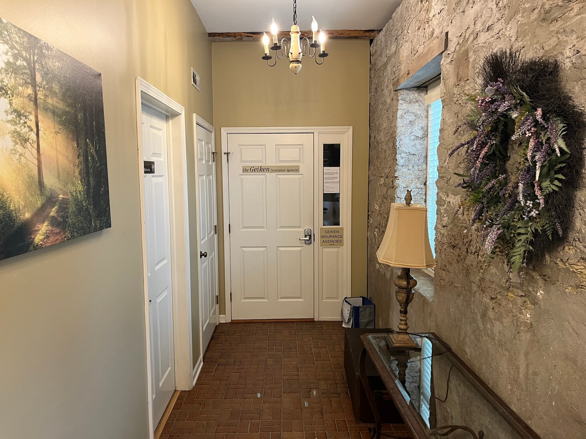 28 N Bennett St, Geneva, IL à louer Photo intérieure- Image 1 de 10