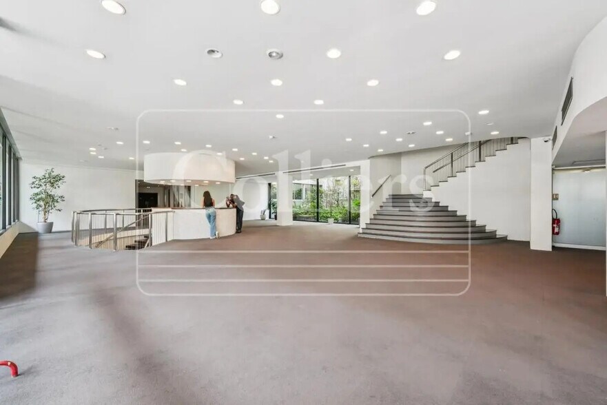 32 Rue De Paradis, Paris for sale - Lobby - Image 2 of 11