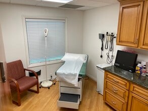 2121 W Magnolia Blvd, Burbank, CA for lease Interior Photo- Image 1 of 4