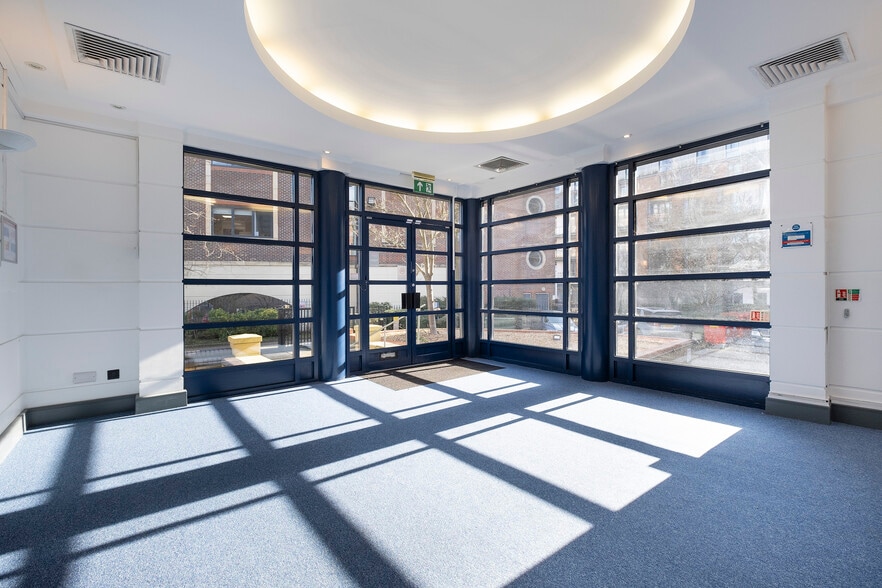 Clarendon Rd, Redhill for lease - Interior Photo - Image 3 of 7