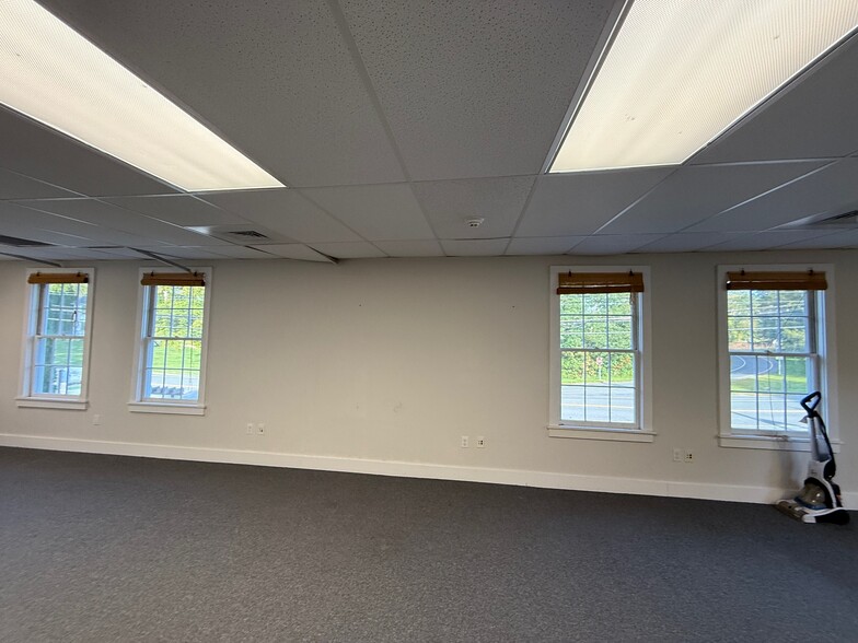 6 Cornwall Rd, Warren, CT for lease - Interior Photo - Image 2 of 8