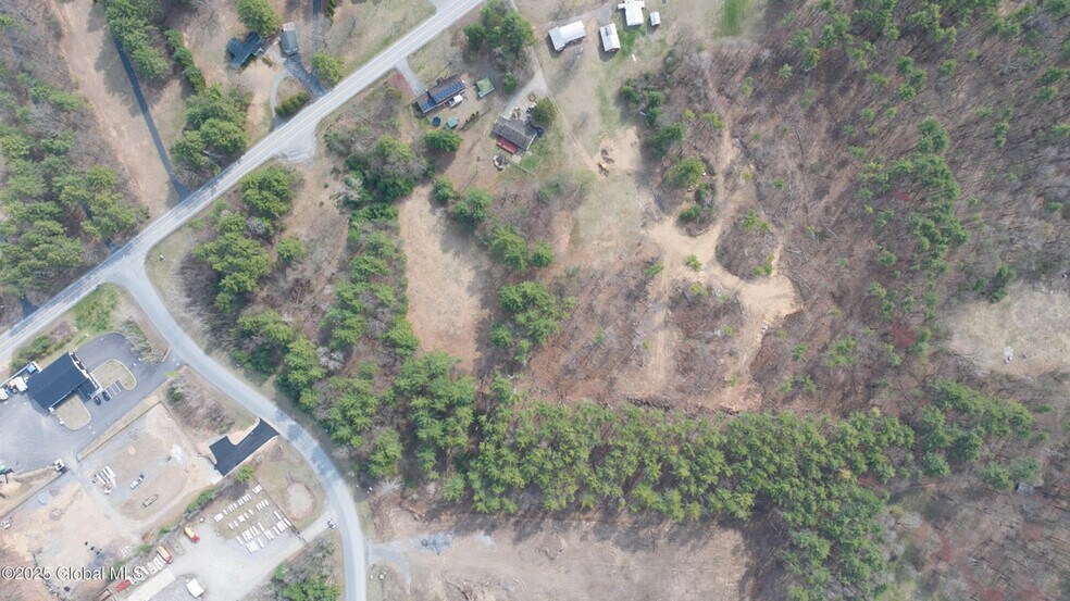 1 Blue Lupine Ln, Wilton, NY à vendre - Photo du bâtiment - Image 2 de 4