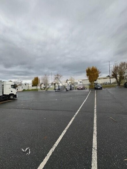 Industrial in Combs-la-Ville for lease - Building Photo - Image 2 of 3