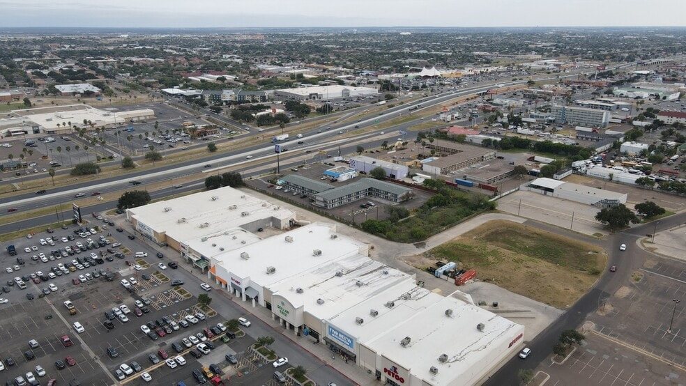 5310 San Bernardo Ave, Laredo, TX à vendre - Photo du bâtiment - Image 3 de 24