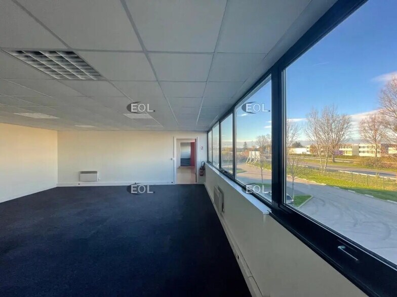 Industrial in Élancourt for lease - Interior Photo - Image 3 of 4