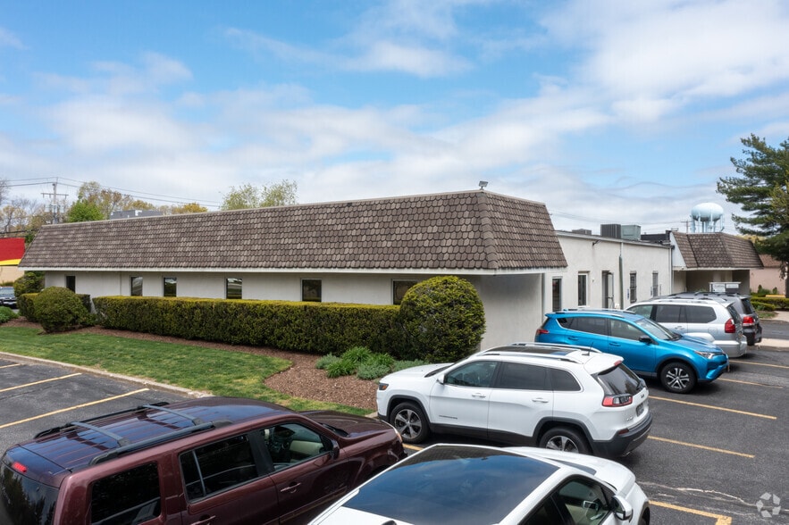 887 Old Country Rd, Riverhead, NY à louer - Photo du bâtiment - Image 2 de 4