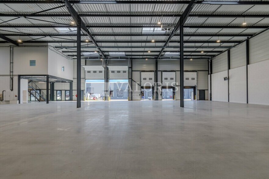 Flex in Corbas for lease - Interior Photo - Image 3 of 7