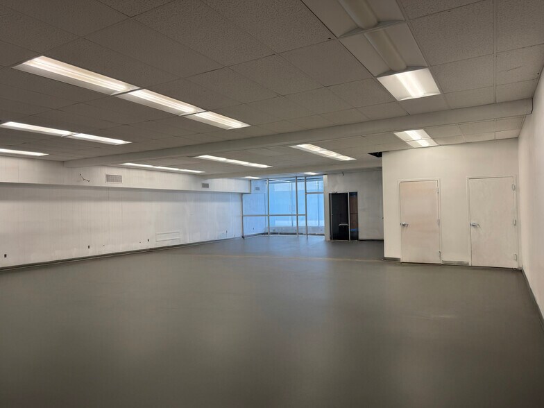 499 Ernston Rd, Parlin, NJ à louer - Photo du bâtiment - Image 3 de 4