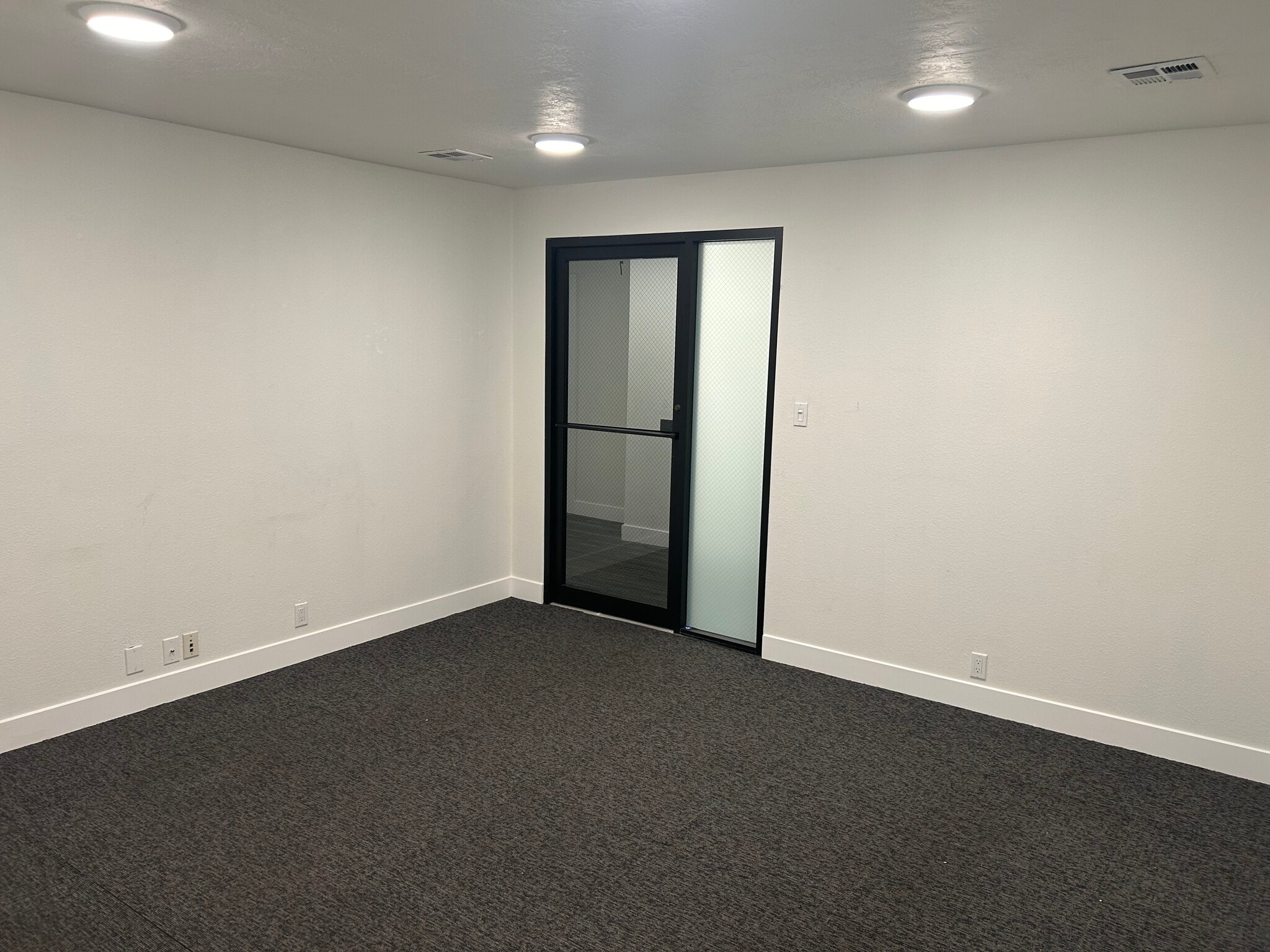 165 N 100 E, St George, UT for lease Interior Photo- Image 1 of 4