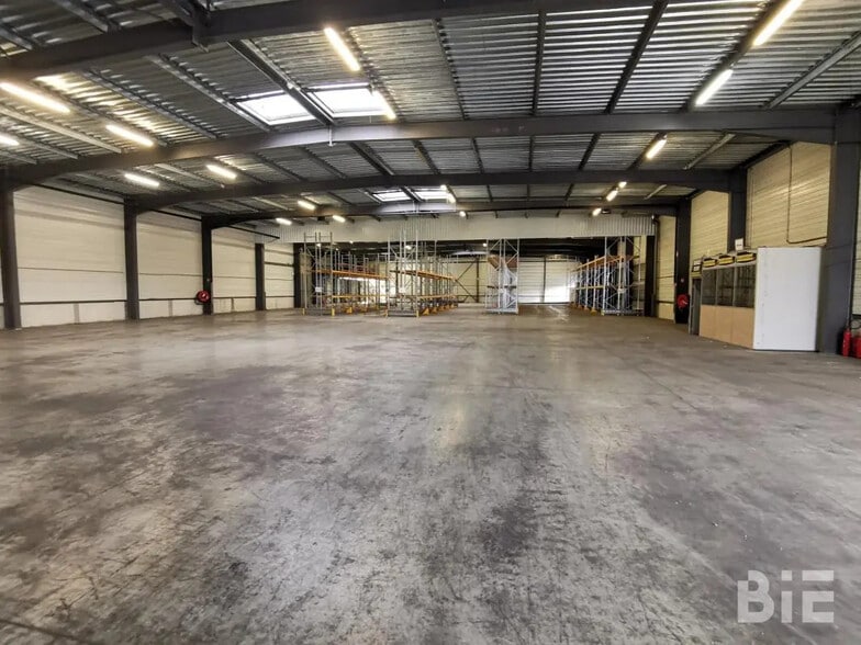 Industrial in Le Haillan for lease - Building Photo - Image 3 of 4