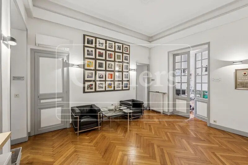 Multifamily in Marseille for sale - Interior Photo - Image 2 of 10