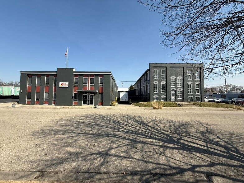 320 N Fourth St, Tipp City, OH à louer - Photo du bâtiment - Image 2 de 4