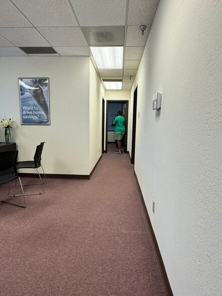 407 N Cedar Ridge Dr, Duncanville, TX for lease - Interior Photo - Image 3 of 78