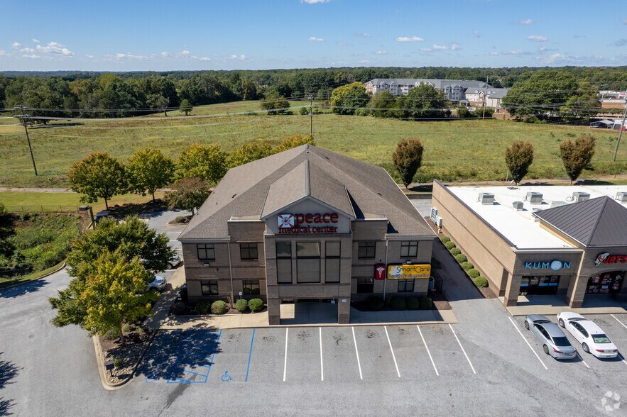 220 Scuffletown Rd, Simpsonville, SC à louer - Photo du bâtiment - Image 2 de 4