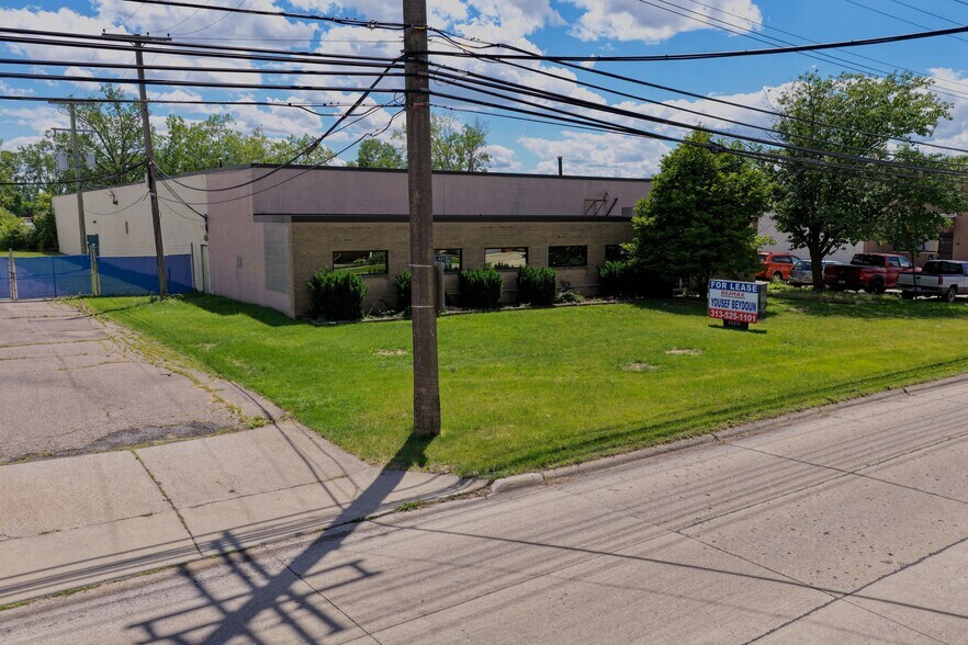 25215 Glendale St, Redford Township, MI à louer - Photo du bâtiment - Image 3 de 19