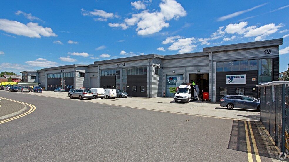 Clock Tower Rd, Isleworth à louer - Photo du bâtiment - Image 2 de 5