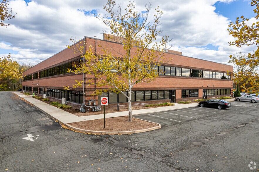 380 Russell St, Hadley, MA à louer - Photo du bâtiment - Image 3 de 8